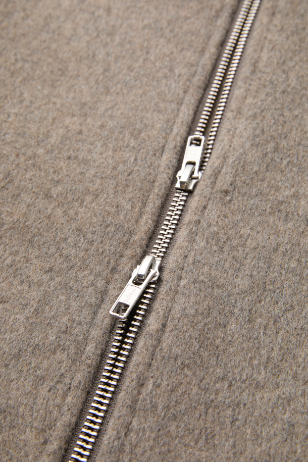 베이지 울 핸드메이드 재킷은 가을과 겨울에 어울리는 남성용 아우터입니다. 미니멀하고 베이직한 스타일로, 부드러운 촉감의 울과 캐시미어 혼방 소재로 제작되어 고급스러운 착용감을 선사합니다. 릴랙스 핏에 레귤러 기장으로 편안하게 착용 가능하며, YKK 2-Way 지퍼 디테일로 실용성을 더했습니다. 출근룩, 비즈니스 캐주얼, 모임룩 등 다양한 TPO에 활용 가능한 클래식, 미니멀, 시크 스타일의 재킷입니다.
