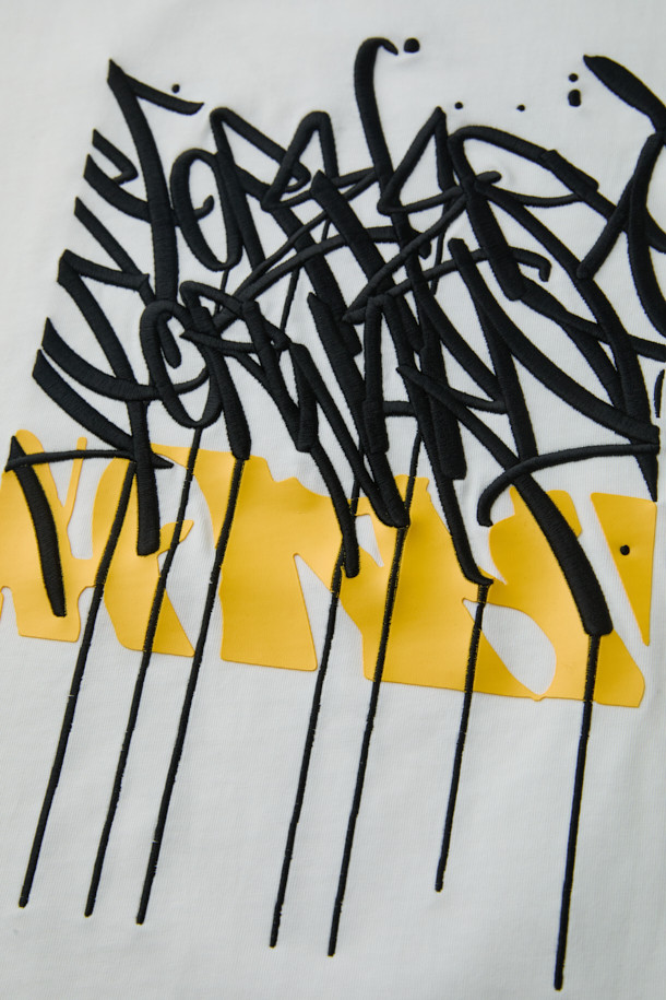 [BISCO SMITH] 화이트 그래픽 하프 슬리브 티셔츠는 BISCO SMITH 작가의 'ForeverForward' 작품을 모티브로 한 제품입니다. 부드러운 면 소재로 제작되어 편안한 착용감을 선사하며, 릴랙스 핏으로 여유로운 실루엣을 연출합니다. 전면에는 그래픽 프린트와 자수 디테일이 돋보이며, 뒷넥 부분에는 작가 시그니처 프린팅으로 포인트를 더했습니다. 캐주얼, 스트리트, 미니멀 스타일을 즐겨 입는 분들에게 적합하며, 동네 마실룩이나 여행룩으로 활용하기 좋습니다. 화이트, 블랙, 옐로우 세 가지 색상으로 만나보세요.
