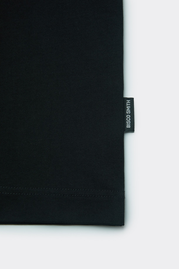 비스코 스미스 블랙 그래픽 티셔츠는 BISCO SMITH 작가의 'ForeverForward' 작품 모티브를 담아낸 긴소매 티셔츠입니다. 전면에 작가 시그니처 프린트, 후면에는 감각적인 프린트와 자수 디테일이 더해져 소장 가치를 높였습니다. 부드러운 면 소재로 제작되어 편안한 착용감을 선사하며, 릴렉스 핏으로 여유로운 실루엣을 연출합니다. 캐주얼, 스트리트, 미니멀 스타일을 즐기는 분들께 추천하며, 봄, 가을 간절기에 동네 마실룩이나 가을 나들이룩으로 활용하기 좋습니다. 라운드넥 디자인과 레귤러 기장으로 어떤 스타일에도 쉽게 매치할 수 있습니다.
