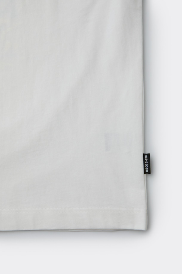 [비스코 스미스] 화이트 그래픽 티셔츠는 [BISCO SMITH] 작가의 'BlueSkies' 작품을 모티브로 한 제품입니다. 전면에는 작가 시그니처 프린트가, 후면에는 그래픽 프린트가 돋보이는 디자인입니다. 부드러운 면 소재로 제작되어 편안한 착용감을 선사하며, 릴랙스 핏으로 제작되어 캐주얼, 스트릿 스타일을 연출하기 좋습니다. 봄, 여름, 가을 시즌에 데이트룩, 동네 마실룩 등 다양한 상황에 활용하기 좋은 긴소매 라운드넥 티셔츠입니다. 얇은 두께감으로 가볍게 착용할 수 있습니다.
