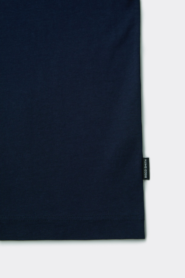 [BISCO SMITH] 네이비 그래픽 티셔츠는 스트릿 스타일을 강조하는 남녀 공용 티셔츠입니다. 면 소재로 제작되어 부드러운 촉감을 선사하며, 봄, 가을에 입기 좋습니다. 릴랙스 핏과 라운드넥 디자인으로 편안한 착용감을 제공하며, 긴소매 기장입니다. 전면의 작가 시그니처 프린트와 후면 프린트, 자수 디테일이 돋보이며, BISCO SMITH 작가의 'CloudControl' 작품 모티브를 담아 소장 가치를 높였습니다.
