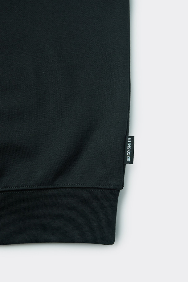 [비스코 스미스] 블랙 그래픽 스웨트셔츠는 BISCO SMITH 작가의 'HoldTheGround' 작품 모티브를 담아낸 스트릿 스타일의 스웻셔츠입니다. 전면에는 작가의 시그니처 프린트가, 후면에는 프린트와 자수 디테일이 더해져 소장 가치를 높였습니다. 릴랙스 핏으로 편안한 착용감을 선사하며, 가을과 겨울철 데일리룩, 동네 마실룩, 여행룩 등 다양한 TPO에 활용하기 좋습니다. 면 소재로 제작되어 탄탄한 촉감을 느낄 수 있으며, 캐주얼, 시티보이 스타일을 즐겨 입는 분들께 추천합니다. 긴 소매 기장으로 보온성을 높였습니다.
