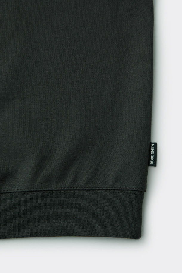 [비스코 스미스] 그레이 그래픽 스웨트셔츠는 BISCO SMITH 작가의 'HoldTheGround' 작품을 모티브로 한 유니크한 디자인이 돋보이는 제품입니다. 전면에는 작가의 시그니처 프린트가, 후면에는 프린트와 자수 디테일이 더해져 소장 가치를 높였습니다. 릴랙스 핏과 두꺼운 면 소재로 제작되어 가을, 겨울철 데일리룩과 동네 마실룩에 적합하며, 캐주얼, 스트리트, 미니멀 스타일을 즐겨 입는 분들께 추천합니다. 라운드넥과 긴소매 디자인으로 편안한 착용감을 제공하며, 그레이 컬러는 어떤 룩에도 쉽게 매치할 수 있어 활용도가 높습니다.
