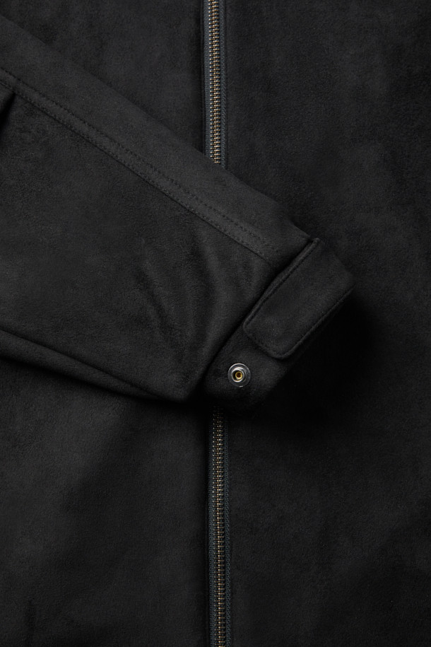블랙 폴리 스웨이드 후드 집업 재킷은 가을, 겨울철에 캐주얼하고 스포티한 스타일을 연출하기 좋은 남성용 아우터입니다. 부드러운 촉감의 폴리에스테르 스웨이드 소재로 제작되어 편안한 착용감을 선사하며, 두꺼운 두께감으로 보온성을 높였습니다. 릴랙스 핏에 레귤러 기장으로 제작되어 활동성을 보장하며, YKK 2-Way 지퍼, 후드, 스트링 디테일로 실용성을 더했습니다. 일상, 캠핑룩, 산책룩 등 다양한 TPO에 활용할 수 있으며, 미니멀한 디자인으로 어떤 스타일에도 잘 어울립니다. 블랙 컬러의 무지 디자인으로 심플하면서도 세련된 분위기를 연출합니다.
