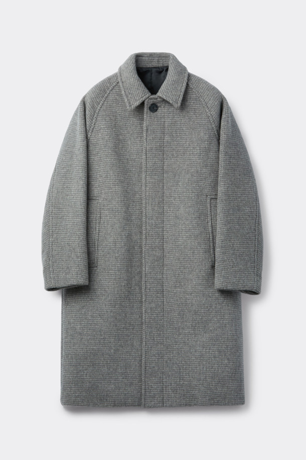 라이트 그레이 컬러의 패턴 발마칸 코트입니다. 울과 폴리에스테르 혼방 소재로 제작되어 가을과 겨울에 따뜻하게 착용할 수 있습니다. 클래식하고 미니멀한 스타일로, 래글런 소매와 레귤러 핏 디자인이 특징입니다. 출근룩, 겨울 데일리룩, 오피스룩 등 다양한 TPO에 활용하여 시크한 스타일을 연출해보세요.
