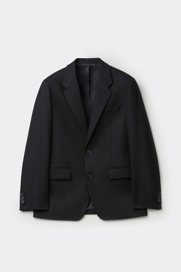 그레이 레귤러 핏 셋업 재킷은 남성 고객을 위한 베이직하고 클래식한 스타일의 자켓입니다. 봄, 가을 시즌에 적합하며, 얇은 두께감과 부드러운 촉감으로 편안하게 착용할 수 있습니다. 싱글 버튼 여밈 방식에 레귤러핏으로 제작되었으며, 무지 패턴으로 깔끔한 인상을 줍니다. 출근룩, 비즈니스 캐주얼, 모임룩 등 다양한 TPO에 활용 가능하며, 스트레치 기능이 있어 활동성을 높였습니다. 폴리에스테르, 레이온, 폴리우레탄 혼방 소재로 제작되어 내구성이 뛰어나고 관리가 용이합니다.
