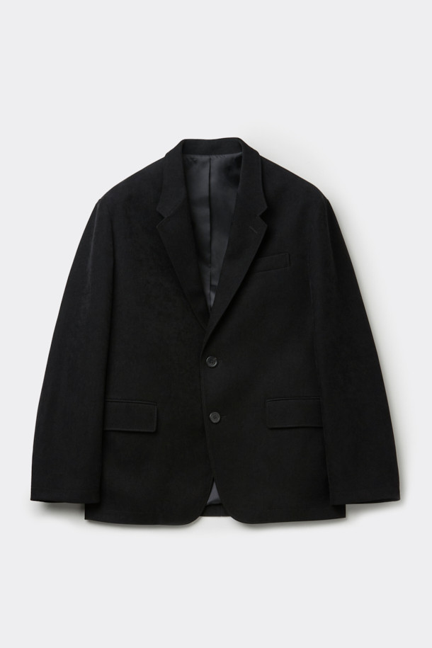 블랙 마일드 셋업 재킷은 남성 고객을 위한 베이직하고 캐주얼한 스타일의 블레이저입니다. 봄, 가을에 적합하며, 출근룩, 비즈니스 캐주얼, 모임룩 등 다양한 TPO에 활용할 수 있습니다. 레귤러 핏에 무지 디자인으로, 클래식, 미니멀, 캐주얼 스타일을 선호하는 분들께 추천합니다. 얇은 두께의 부드러운 폴리에스테르 소재로 제작되어 편안한 착용감을 선사하며, 싱글 버튼 여밈 방식과 긴 소매 기장으로 깔끔한 실루엣을 연출합니다. 언컨스트럭티드 셋업 디자인으로 가볍고 활동적인 느낌을 줍니다.
