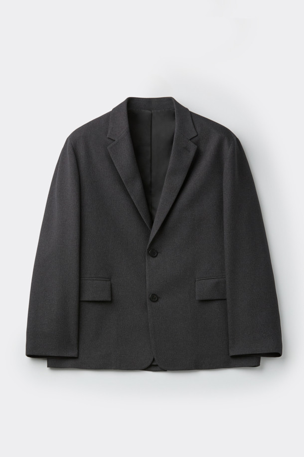 그레이 톤의 텍스처가 돋보이는 루즈핏 셋업 재킷입니다. 부드러운 촉감의 폴리에스테르와 울 혼방 소재로 제작되어 편안한 착용감을 선사합니다. 베이직하고 캐주얼한 스타일로, 봄, 가을에 출근룩, 비즈니스 캐주얼, 모임룩 등 다양한 TPO에 활용하기 좋습니다. 싱글 버튼 여밈과 라펠 디테일, 언컨스트럭티드 디자인이 특징이며, 블레이저 스타일의 레귤러 기장으로 클래식하고 미니멀한 무드를 연출합니다. 긴 소매의 무지 디자인으로 어떤 옷에도 쉽게 매치할 수 있습니다.
