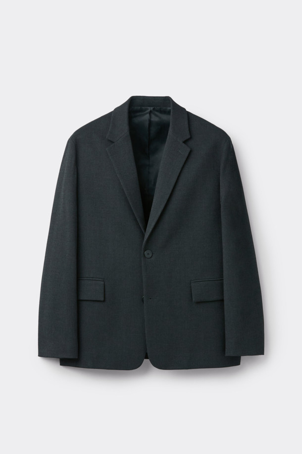 세련된 그레이 컬러의 Grey Loose Fit 셋업 재킷입니다. 레이온, 폴리에스테르, 폴리우레탄 혼방 소재로 제작되어 부드러운 촉감과 편안한 착용감을 선사합니다. 싱글 버튼 여밈 방식과 루즈핏 디자인으로 캐주얼하면서도 미니멀한 스타일을 연출하며, 출근룩과 모임룩 모두 소화 가능합니다. 긴 소매의 블레이저 스타일로, 무지 패턴의 디자인은 어떤 룩에도 쉽게 매치할 수 있습니다. 언컨스트럭티드 셋업으로 편안함과 스타일을 동시에 잡으세요.
