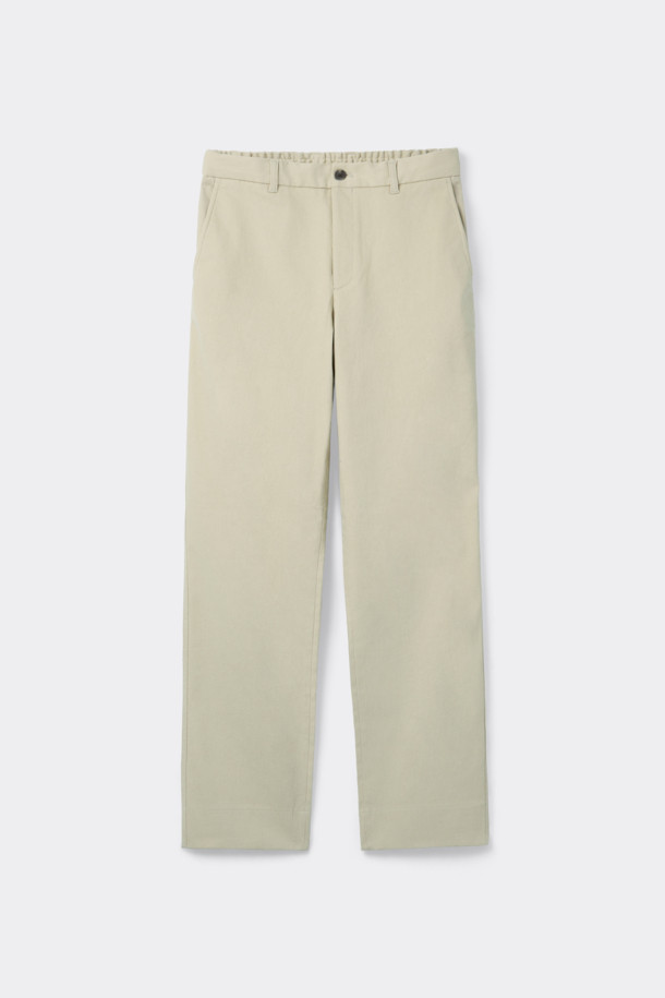 아이보리 코튼 치노 팬츠는 봄, 여름, 가을 계절에 착용하기 좋은 데일리 아이템입니다. 면과 폴리우레탄 혼방 소재로 제작되어 편안한 착용감과 신축성을 제공합니다. 레귤러 핏에 하프 밴딩 디자인으로 활동성을 높였으며, 무지 디자인으로 캐주얼, 미니멀, 클래식 스타일 모두 소화 가능합니다. 동네 마실룩이나 쇼핑룩에 매치하여 편안하면서도 스타일리시한 룩을 연출해 보세요.
