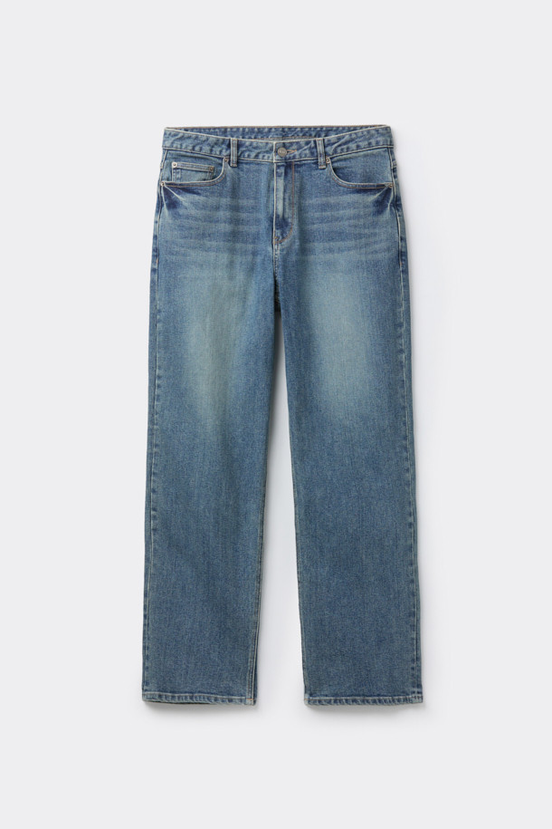 남성용 블루 레귤러 핏 데님 팬츠입니다. 캐주얼하고 베이직한 스타일로, 사계절 내내 활용하기 좋습니다. 스톤워싱과 과망워싱 처리되어 자연스러운 색감과 빈티지한 느낌을 더했습니다. 데이트룩, 쇼핑룩 등 다양한 TPO에 잘 어울리며, 미니멀, 클래식 스타일을 즐겨 입는 분들께 추천합니다. 면, 데님, 폴리우레탄 혼방 소재로 제작되었으며, 밑단은 좁아지는 테이퍼드 핏으로 디자인되었습니다.
