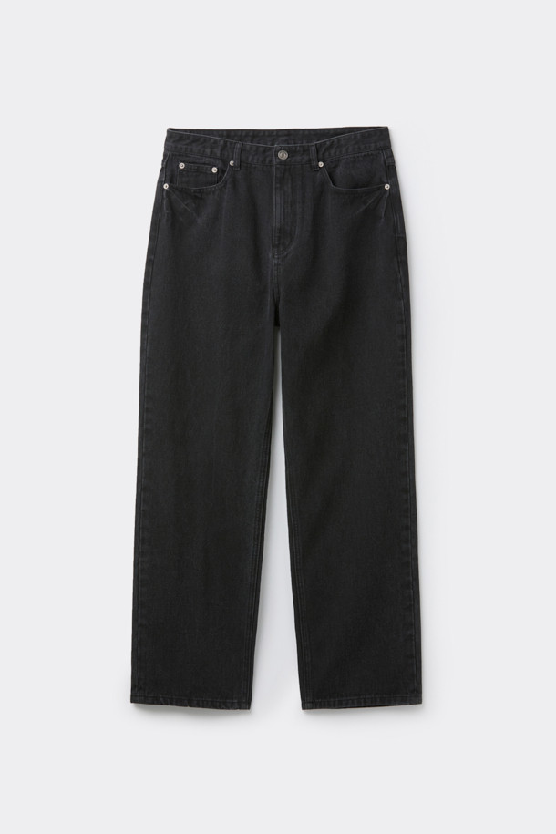 블랙 스트레이트 핏 데님 팬츠는 남녀 모두 착용 가능한 베이직하고 캐주얼한 스타일의 긴 바지입니다. 사계절 내내 활용할 수 있으며, 데이트룩, 쇼핑룩 등 다양한 TPO에 적합합니다. 면과 데님 혼방 소재로 제작되어 편안한 착용감을 선사하며, 스톤워싱 및 과망워싱 처리를 통해 자연스러운 워싱 디테일을 더했습니다. 일자핏의 스트레이트 핏으로 미니멀하고 클래식한 스타일을 연출하기 좋습니다.
