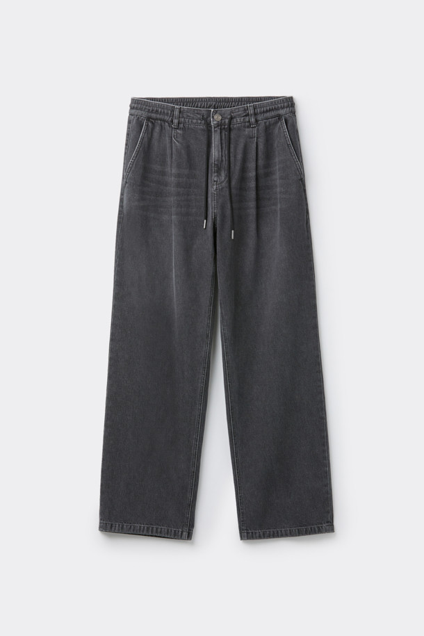 그레이 루즈핏 드로우 스트링(Drawstring) 청바지는 캐주얼, 미니멀, 시티보이 스타일을 연출하기 좋은 데님 반바지입니다. 봄, 여름, 가을 시즌에 활용하기 좋으며, 일상복으로 편안하게 입을 수 있습니다. 부드러운 면과 데님 소재 혼방으로 제작되어 편안한 착용감을 선사합니다. 허리 부분의 밴딩과 스트링 디테일로 활동성을 높였으며, 루즈핏 디자인으로 여유로운 실루엣을 연출합니다. 동네 마실룩이나 여행룩에 매치하여 스타일리시함을 더해보세요.
