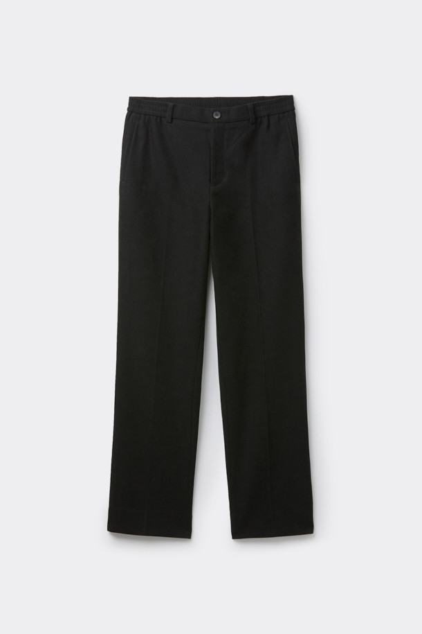 블랙 마일드 셋업 팬츠는 폴리에스테르와 폴리우레탄 혼방 소재로 제작되어 부드러운 촉감을 선사합니다. 레귤러 핏으로 제작되어 편안한 착용감을 제공하며, 하프 밴딩 디테일로 활동성을 더했습니다. 포멀한 스타일을 연출하며, 오피스룩, 비즈니스 캐주얼, 출근룩에 적합합니다. 클래식, 미니멀, 시크한 스타일을 선호하는 분들께 추천하며, 셋업으로도 활용 가능합니다. 무지 패턴의 블랙 컬러로 어떤 상의와도 쉽게 매치할 수 있습니다.
