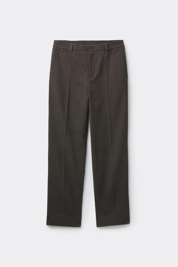 브라운 톤의 부드러운 촉감이 돋보이는 "브라운 마일드 셋업 팬츠"입니다. 폴리에스테르와 폴리우레탄 혼방 소재로 제작되어 편안한 착용감을 선사하며, 레귤러 핏으로 깔끔한 실루엣을 연출합니다. 포멀한 스타일과 미니멀, 시크한 무드를 동시에 만족시켜 오피스룩, 비즈니스 캐주얼, 모임룩 등 다양한 TPO에 활용하기 좋습니다. 무지 패턴으로 어떤 상의와도 쉽게 매치할 수 있으며, 하프 밴딩 디테일로 편안함까지 더했습니다. 세트 착장이 가능하여 더욱 완성도 높은 스타일을 연출할 수 있습니다.
