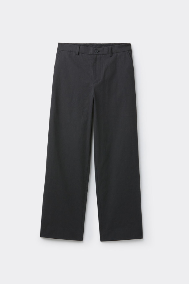 블랙 루즈 핏 면 혼방 셋업 팬츠는 포멀한 스타일을 추구하는 당신을 위한 완벽한 선택입니다. 출근룩, 비즈니스 캐주얼, 모임룩 등 다양한 TPO에 활용 가능하며, 클래식, 미니멀, 시크한 무드를 연출합니다. 면, 나일론, 폴리에스테르 혼방 소재로 제작되어 편안한 착용감을 선사하며, 루즈 핏 디자인으로 활동성을 높였습니다. 히든 밴딩 처리로 깔끔한 허리 라인을 유지하며, 셋업으로 스타일리시한 룩을 완성할 수 있습니다. 무지 패턴의 긴 기장 바지로, 어떤 상의와도 쉽게 매치하여 세련된 스타일을 연출해 보세요.
