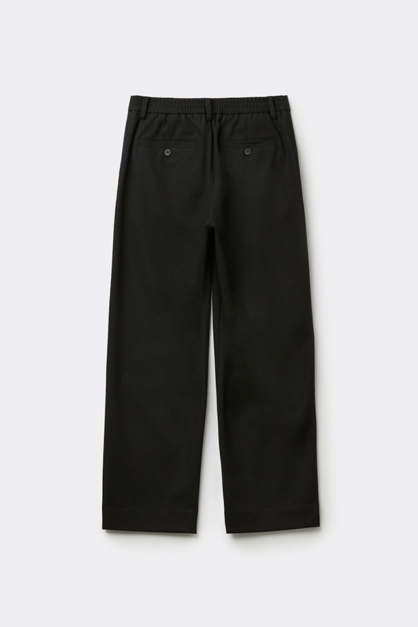 블랙 루즈 핏 셋업 팬츠는 포멀한 스타일을 위한 완벽한 선택입니다. 부드러운 촉감의 폴리에스터, 레이온, 폴리우레탄 혼방 소재로 제작되어 중량감 있는 편안함을 선사합니다. 무지 디자인에 루즈핏으로, 오피스룩, 비즈니스 캐주얼, 출근룩 등 다양한 TPO에 활용 가능합니다. 히든 밴딩 처리로 깔끔한 핏을 유지하며, 세트 착장으로 더욱 시크하고 클래식한 스타일을 연출할 수 있습니다. 미니멀한 디자인으로 어떤 상의와도 쉽게 매치하여 스타일리시한 룩을 완성해 보세요.
