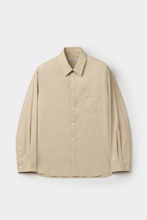 베이지 베이직 셔츠는 봄, 가을에 활용하기 좋은 공용 셔츠입니다. 부드러운 면 소재로 제작되어 편안한 착용감을 선사하며, 레귤러핏과 긴 소매 기장으로 깔끔한 실루엣을 연출합니다. 무지 패턴에 카라 디자인이 더해져 베이직하면서도 빈티지 무드를 자아냅니다. 데이트룩, 카페룩 등 다양한 TPO에 캐주얼, 미니멀, 클래식 스타일로 연출하기 좋은 아이템입니다.
