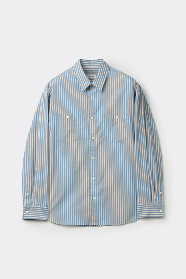 그레이 색상의 오버핏 스트라이프 셔츠입니다. 얇은 두께의 면 소재로 제작되어 봄, 여름, 가을 계절에 시원하고 편안하게 착용할 수 있습니다. 캐주얼, 베이직 스타일로 데이트룩, 카페룩에 잘 어울리며, 차이나칼라와 긴 소매, 체스트 포켓 디테일이 특징입니다. 부드러운 촉감과 오버핏 디자인으로 편안함을 더했습니다. 미니멀한 스타일을 선호하는 남성분들께 추천합니다.
