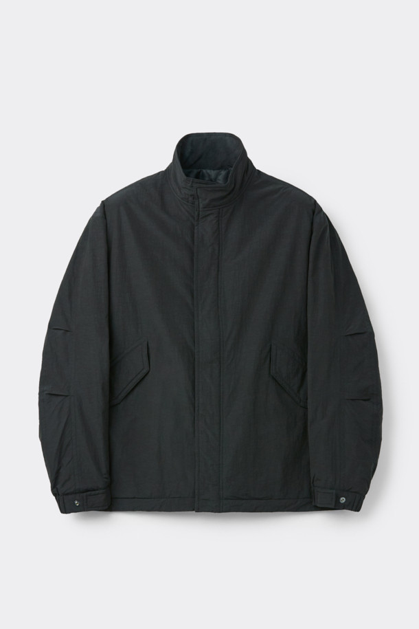 블랙 패딩 숏 파카입니다. 넉넉한 오버핏으로 제작되어 편안한 착용감을 선사하며, 겨울철 데일리룩에 따뜻함과 스타일을 더해줍니다. 미니멀하고 베이직한 디자인으로 다양한 스타일 연출이 가능하며, 지퍼형 여밈과 밑단 스트링 디테일로 실용성을 높였습니다. 겉감은 매트한 질감의 나일론, 폴리에스테르, 면 혼방 소재를 사용하여 부드러운 착용감을 제공하며, 두꺼운 패딩 충전재가 뛰어난 보온성을 자랑합니다. 2-Way 지퍼 디테일로 활동성을 높였으며, 긴 소매 기장으로 겨울철 추위에도 끄떡없습니다.
