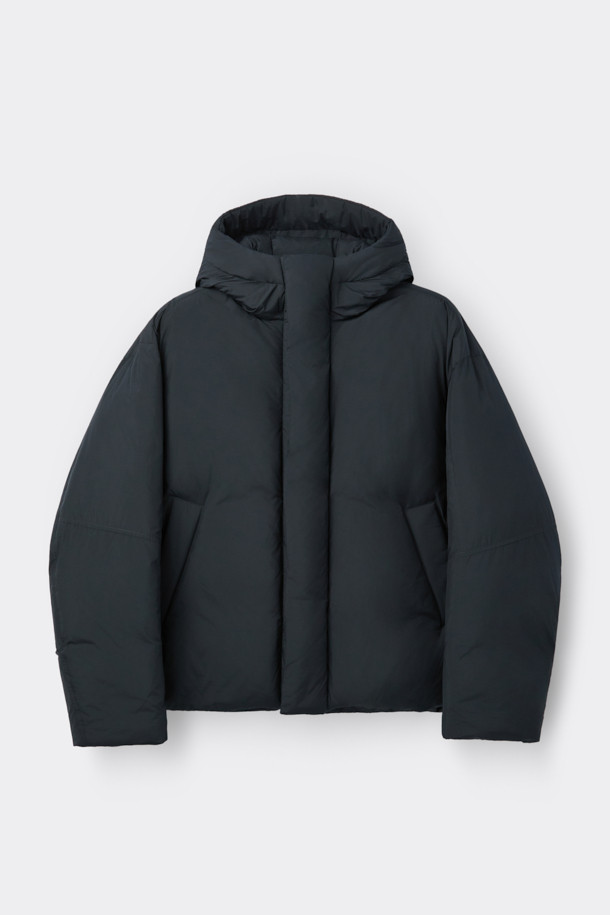 세련된 블랙 후드 숏 다운 재킷입니다. 겨울철 데일리룩에 어울리는 미니멀한 스타일의 이 재킷은 숏패딩 디자인으로 크롭 기장을 자랑합니다. 부드러운 촉감의 폴리에스테르 소재에 구스다운 80:20 충전재를 사용하여 보온성을 높였습니다. 2-Way 지퍼와 히든 여밈 방식으로 깔끔함을 더했으며, 오버핏으로 편안한 착용감을 선사합니다. 경량 소재에 은은한 광택감이 더해져 시크한 매력을 줍니다.
