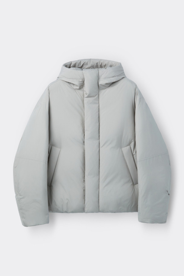 그레이 후드 숏 다운 재킷은 겨울철 데일리룩에 적합한 미니멀하고 캐주얼한 스타일의 아우터입니다. 가볍고 부드러운 폴리에스테르 소재에 80:20 구스다운 충전재를 사용하여 보온성을 높였습니다. 오버핏으로 편안하게 착용 가능하며, 2-Way 지퍼와 히든 여밈 방식으로 깔끔한 디자인을 연출합니다. 숏패딩 기장과 긴소매, 후드 디테일이 특징이며, 은은한 광택감이 고급스러운 느낌을 더합니다. 무지 디자인에 그레이 컬러로 어떤 옷에도 쉽게 매치할 수 있습니다.
