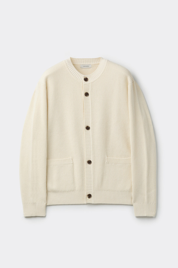 아이보리 코튼 라운드 가디건은 부드러운 면 소재로 제작되어 편안한 착용감을 선사합니다. 라운드 넥 디자인과 릴랙스 핏으로 캐주얼하고 미니멀한 스타일을 연출하며, 양쪽 포켓 디테일이 실용성을 더합니다. 봄, 가을 시즌에 두꺼운 두께감으로 따뜻하게 입을 수 있으며, 동네 마실룩이나 카페룩에 잘 어울립니다. 베이직한 디자인으로 다양한 스타일 연출이 가능하여 활용도가 높습니다.
