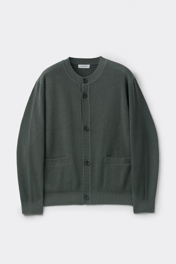 카키 코튼 라운드 가디건은 부드러운 면 소재로 제작되어 봄, 가을 간절기에 활용하기 좋은 아이템입니다. 릴랙스 핏과 크롭 기장으로 편안하면서도 스타일리시한 연출이 가능하며, 라운드넥 디자인이 여성스러운 실루엣을 더합니다. 무지 디자인에 포켓 디테일이 더해져 실용성을 높였으며, 버튼 여밈으로 간편하게 착용할 수 있습니다. 동네 마실룩이나 카페룩 등 캐주얼하고 미니멀한 스타일에 클래식한 무드를 더해주는 가디건입니다.
