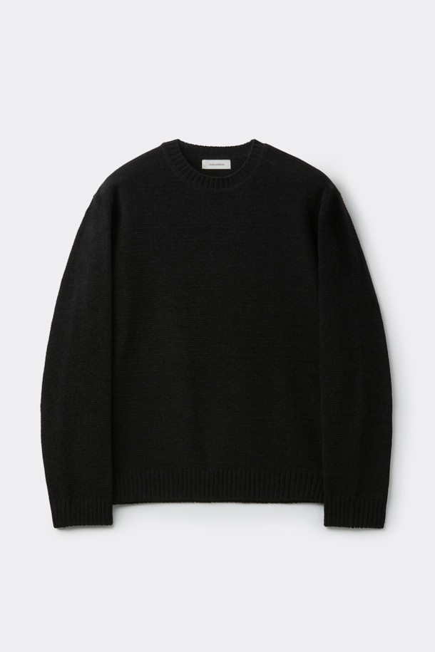 블랙 셔닐 스웨터는 부드러운 촉감과 고급스러운 발색감이 돋보이는 겨울철 필수 아이템입니다. 레귤러 핏에 라운드넥 디자인으로, 베이직하면서도 미니멀한 스타일을 연출합니다. 두꺼운 두께감으로 따뜻함을 제공하며, 무지 패턴으로 어떤 스타일에도 쉽게 매치할 수 있습니다. 소매는 긴 기장으로 제작되었으며, 가을, 겨울철 데일리룩과 집콕룩에 활용하기 좋습니다. 미니멀, 클래식, 캐주얼 등 다양한 스타일을 소화하여 활용도 높은 스웨터입니다.
