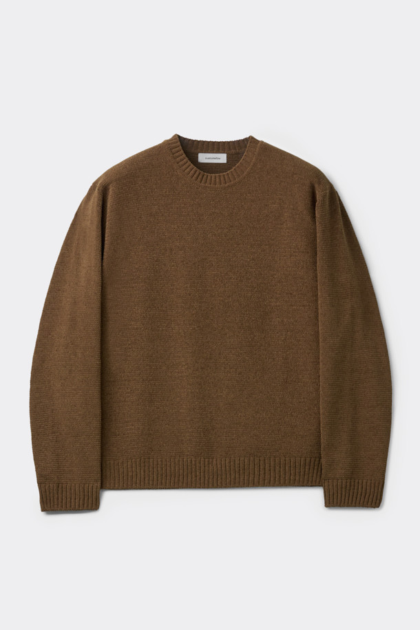 브라운 셔닐 스웨터는 부드러운 촉감과 두꺼운 두께로 가을, 겨울철 따뜻하게 착용하기 좋은 공용 니트/스웨터입니다. 베이직하고 미니멀한 스타일을 연출하며, 레귤러 핏과 라운드넥 디자인으로 편안한 착용감을 선사합니다. 고급스러운 발색감의 무지 셔닐 소재로 제작되어 클래식, 미니멀, 캐주얼 등 다양한 스타일링에 활용하기 좋습니다. 겨울 데일리룩에 활용하기 좋은 긴소매 레귤러 기장의 니트 스웨터입니다.
