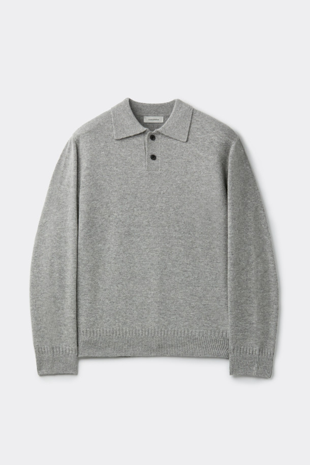 그레이 캐시미어 블렌디드 카라 스웨터는 가을과 겨울 시즌, 오피스룩, 비즈니스 캐주얼, 겨울 데일리룩에 적합한 남성용 상의입니다. 부드러운 촉감의 캐시미어 혼방 소재로 제작되어 고급스러운 발색감과 레귤러핏, 두꺼운 두께가 특징입니다. 베이직하고 클래식한 스타일로, 카라 디자인과 긴소매, 무지 패턴이 미니멀하고 세련된 분위기를 연출합니다. 일상에서 편안하면서도 멋스러운 스타일을 완성할 수 있는 아이템입니다.
