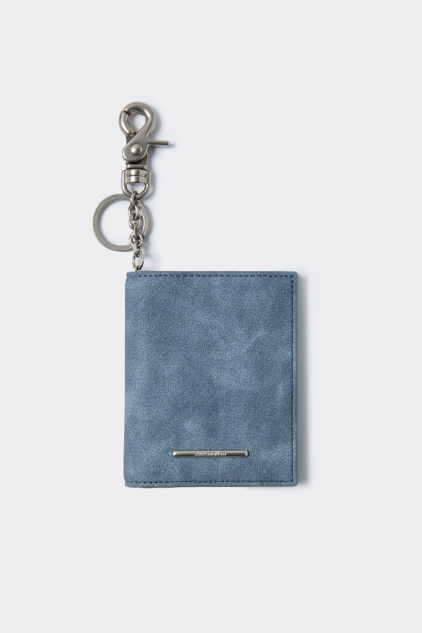 세련된 블루 컬러의 폴딩 카드지갑입니다. 미니 크링클 가죽과 합성피혁 소재로 제작되었으며, 미니멀한 디자인과 사각 쉐입이 특징입니다. 탈부착 가능한 키링과 좌우 4칸의 카드 포켓, 날개 오픈 포켓 1칸으로 실용성을 더했습니다. 데이트룩, 쇼핑룩, 카페룩 등 다양한 TPO에 미니멀, 클래식, 시크 스타일을 연출하기 좋은 아이템입니다. 로고 바 장식이 고급스러움을 더하는 컴팩트한 사이즈의 지갑입니다.
