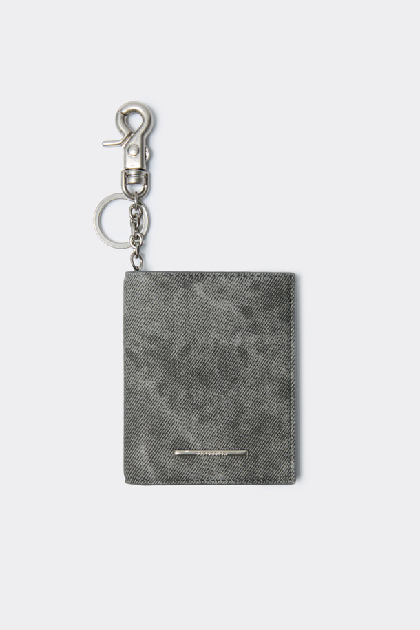 세련된 그레이 색상의 폴딩 카드지갑입니다. 미니멀한 디자인에 합성가죽 소재로 제작되어 데이트룩, 쇼핑룩, 카페룩 등 다양한 TPO에 활용하기 좋습니다. 컴팩트한 사이즈로 휴대성이 뛰어나며, 내부에는 카드 포켓 4칸과 날개 오픈포켓 1칸이 있어 수납력을 높였습니다. 또한, 로고 바 디자인 장식과 탈부착 가능한 키링으로 포인트를 더해 시크하고 클래식한 스타일을 연출합니다. 오픈형 잠금방식으로 편리하게 사용 가능합니다.
