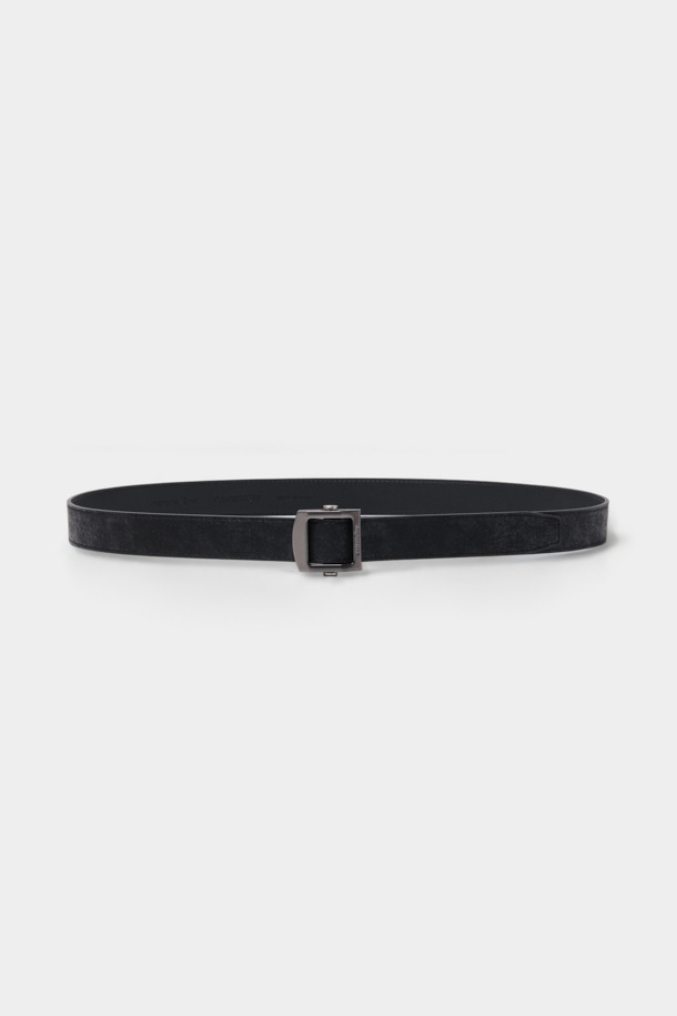 블랙 텍스처 벨트는 미니멀하고 클래식한 스타일을 선호하는 분들을 위한 필수 아이템입니다. 합성가죽과 우븐 소재의 조화로 제작되어 매트한 광택과 투톤 디자인이 세련된 분위기를 연출합니다. 버클 여밈 방식과 메탈 버클 장식은 안정감을 더하며, 일상적인 착용에 적합합니다. 벨트 후면에는 브랜드 로고가 각인되어 있어 은은한 포인트를 줍니다.
