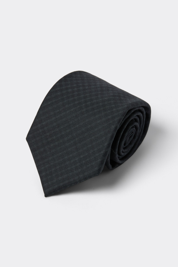 **그레이 울 체크 타이**는 남성분들을 위한 클래식 스타일의 넥타이입니다. 이태리 수입 소재인 울 100%로 제작되어 부드러운 촉감과 고급스러운 분위기를 선사합니다. 세미 세븐 폴드 방식으로 제작되어 착용 시 자연스러운 드레이핑을 연출하며, 체크 패턴이 은은하게 포인트가 되어 오피스룩, 회의룩, 상견례룩 등 다양한 TPO에 활용하기 좋습니다. 클래식하고 미니멀한 스타일을 선호하는 남성분들께 추천하는 그레이 컬러의 넥타이입니다. 수입 라벨을 통해 고급스러움을 더했습니다.
