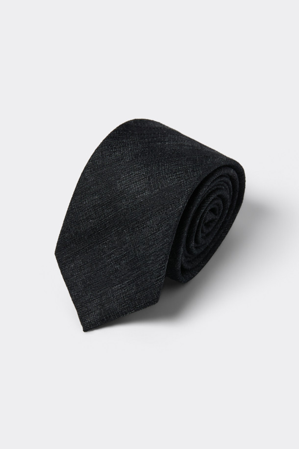 세련된 블랙 패턴 넥타이는 남성분들의 비즈니스 캐주얼, 회의룩, 출근룩에 완벽하게 어울립니다. 부드러운 실크 혼방 소재로 제작되어 고급스러운 촉감을 선사하며, 사계절 내내 착용하기 좋습니다. 클래식하면서도 미니멀한 스타일의 블랙 컬러 패턴 디자인은 어떤 셔츠에도 잘 어울려 폭넓은 활용도를 자랑합니다. 넥타이 하단에는 로고 자수가 섬세하게 장식되어 은은한 포인트를 더합니다. 넥타이 하나로 당신의 품격을 한층 더 높여보세요.
