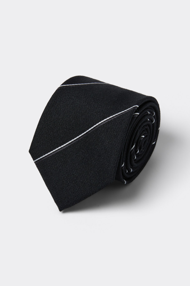 클래식한 스타일을 뽐내는 블랙 스트라이프 넥타이입니다. 부드러운 실크 소재로 제작되어 고급스러운 촉감을 선사하며, 안감에는 로고 자수 디테일이 더해져 세련됨을 더했습니다. 레지멘탈 스트라이프 패턴은 어떤 룩에도 포인트를 주어 오피스룩, 비즈니스 캐주얼, 회의룩 등 다양한 TPO에 활용하기 좋습니다. 미니멀한 디자인으로 유행을 타지 않고 오랫동안 착용할 수 있습니다.
