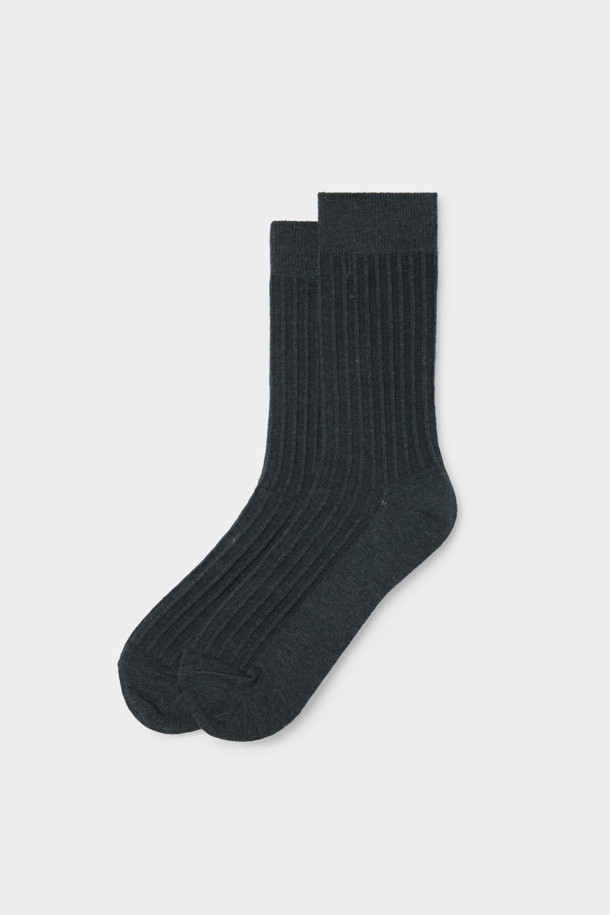 **그레이 자수 양말**은 부드러운 면 혼방 소재로 제작되어 편안한 착용감을 선사합니다. 일상생활은 물론, 산책룩에도 잘 어울리는 캐주얼하고 미니멀한 스타일의 양말입니다. 은은한 그레이 컬러에 로고 자수 디자인으로 포인트를 더했습니다. 립조직 마감으로 늘어짐을 방지하여 오랫동안 튼튼하게 착용할 수 있습니다. 사계절 내내 활용하기 좋은 실용적인 아이템입니다.
