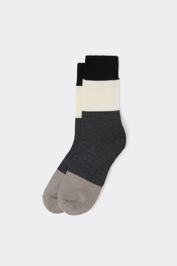그레이 부클 블록 삭스(Grey Boucle Block Socks)는 부드러운 촉감과 따뜻함을 선사하는 겨울철 필수 아이템입니다. 울과 면 혼방 소재로 제작되어 보온성이 뛰어나며, 두꺼운 두께감으로 발을 포근하게 감싸줍니다. 그레이, 블랙, 화이트 컬러의 블록 패턴 디자인은 캐주얼, 미니멀, 클래식 등 다양한 스타일과 잘 어울립니다. 일상생활, 산책, 집콕 등 어떤 상황에서도 편안하게 착용할 수 있으며, 논슬립 기능으로 안정감을 더했습니다. 부클 텍스처가 돋보이는 디자인으로 포근하고 스타일리시한 겨울 데일리룩을 완성해 보세요.
