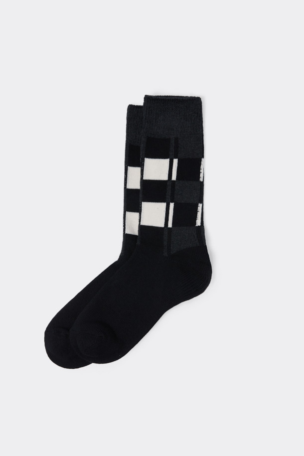 블랙 체크 양말은 면 혼방 소재로 제작되어 부드러운 촉감이 특징입니다. 블랙과 화이트 컬러의 체크 패턴이 캐주얼, 미니멀, 클래식 스타일을 연출하며, 사계절 내내 활용하기 좋습니다. 일상생활은 물론, 편안한 집콕룩, 동네 마실룩에도 잘 어울립니다. 넌슬립 기능으로 활동성을 높였으며, 로고 디테일로 포인트를 더했습니다.
