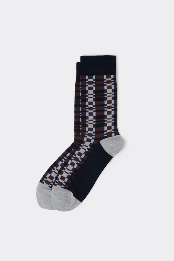 네이비 체크 양말은 면혼방 소재로 제작되어 부드러운 촉감을 선사합니다. 네이비와 그레이 컬러의 체크 패턴이 돋보이며, 넌슬립 기능으로 편안한 착용감을 제공합니다. 일상생활은 물론, 동네 마실룩, 산책룩 등 다양한 TPO에 활용하기 좋습니다. 캐주얼, 미니멀, 클래식 스타일의 옷차림에 잘 어울리며, 로고 디테일로 포인트를 더했습니다. 사계절 내내 활용 가능한 아이템입니다.
