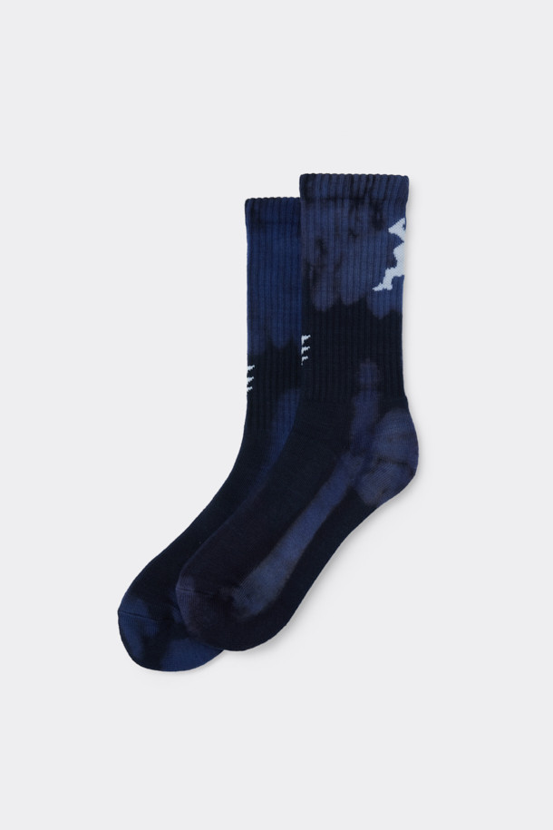 블루 그래픽 다이 염색 양말은 면 혼방 소재로 제작되어 부드러운 촉감을 선사하며, 사계절 내내 착용하기 좋습니다. 캐주얼, 미니멀, 스포티한 스타일을 연출하기에 좋으며, 산책룩에 포인트를 더할 수 있습니다. 넌슬립 기능으로 편안한 착용감을 제공하며, 개성 있는 그래픽과 타이다이 무늬가 돋보입니다. 양말에 로고 디테일이 더해져 더욱 세련된 디자인을 자랑합니다.
