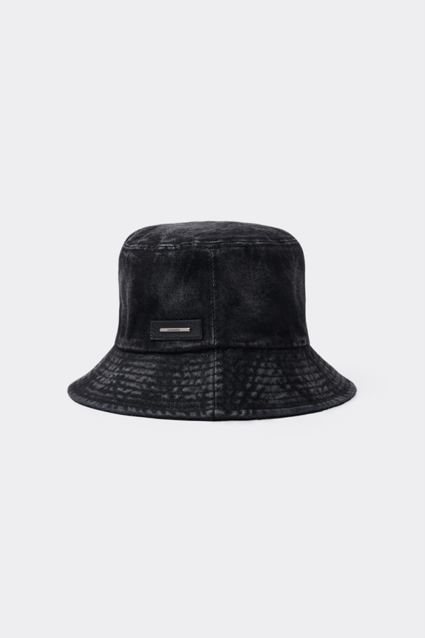 블랙 워시드 데님 버킷햇은 캐주얼, 미니멀, 레트로 스타일을 즐기는 당신을 위한 아이템입니다. 봄, 여름, 가을 계절에 적합하며, 데님 소재에 워싱 처리하여 빈티지한 텍스처와 불균일한 워싱으로 독특한 매력을 더했습니다. 깊은 모자 깊이와 안정적인 챙 넓이로 편안한 착용감을 선사하며, 로고 금속 장식이 디자인의 포인트를 더합니다. 동네 마실룩, 산책룩, 여행룩 등 다양한 TPO에 활용하여 스타일리시함을 연출해보세요.
