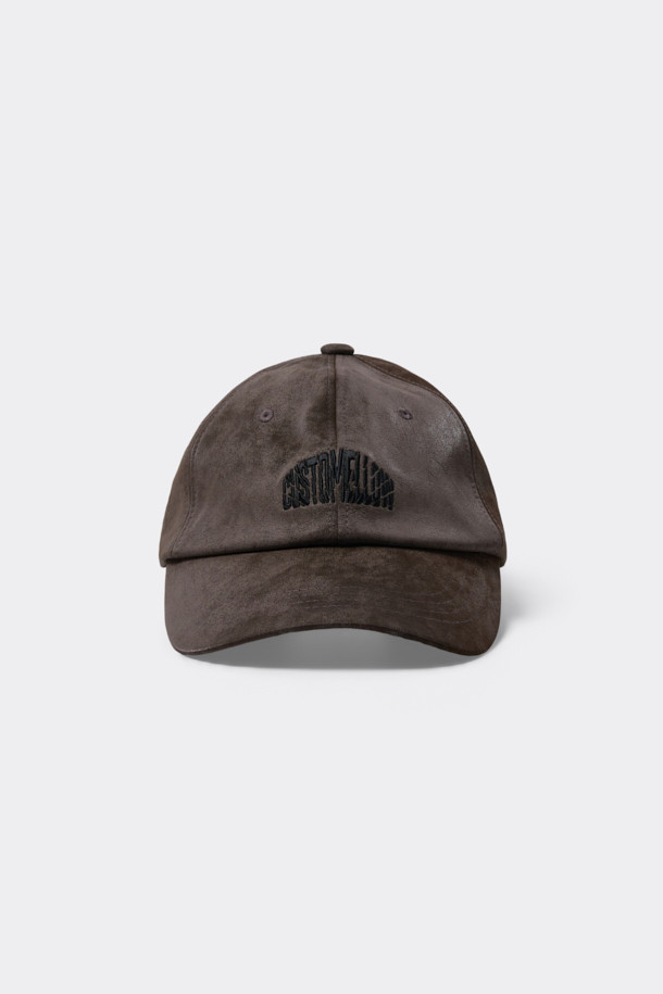 브라운 텍스처 캡은 부드러운 합성가죽 소재로 제작되어 봄, 여름, 가을 계절에 착용하기 좋습니다. 일반적인 깊이와 챙 넓이로 디자인되었으며, 로고 패턴과 자수, 리벳 장식이 돋보입니다. 텍스처 소재와 은은한 광택감이 특징이며, 캐주얼, 미니멀, 클래식 스타일을 즐기는 분들께 추천합니다. 동네 마실룩, 산책룩, 여행룩 등 다양한 TPO에 활용할 수 있으며, 사이즈 조절 기능으로 편안한 착용감을 제공합니다.
