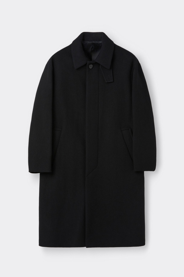 세련된 무드를 연출하는 블랙 울 맥 코트입니다. 가을, 겨울 시즌에 어울리는 두꺼운 두께감으로 보온성을 높였으며, 미니멀하고 클래식한 디자인이 특징입니다. 히든 버튼 여밈 방식과 오버핏으로 편안한 착용감을 선사하며, 탈부착 가능한 허리 벨트와 비죠 장식으로 다양한 스타일을 연출할 수 있습니다. 롱 기장과 긴 소매, 둥근 포켓 디테일이 돋보이며, 상체 상단 부분 안감 처리를 통해 고급스러움을 더했습니다. 출근룩, 비즈니스 캐주얼, 모임룩 등 다양한 TPO에 활용 가능하며, 시크하고 세련된 스타일을 완성해 보세요.
