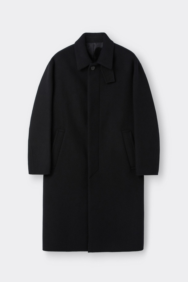 블랙 캐시미어 블렌디드 맥 코트는 미니멀하고 클래식한 스타일을 추구하는 분들을 위한 아우터입니다. 울, 나일론, 캐시미어, 폴리우레탄의 혼방 소재로 제작되어 부드러운 촉감과 고급스러운 분위기를 선사합니다. 히든 버튼 여밈 방식과 오버핏 실루엣으로 편안하면서도 세련된 핏을 연출하며, 탈부착 가능한 허리 벨트와 비죠 장식으로 다양한 스타일을 연출할 수 있습니다. 가을, 겨울 시즌에 출근룩, 오피스룩, 모임룩 등 다채로운 TPO에 활용 가능하며, 핸드메이드 공법 봉제와 둥근 모서리 포켓 등의 디테일이 돋보입니다. 상체 상단 부분만 안감 처리되어 보온성을 더했습니다.
