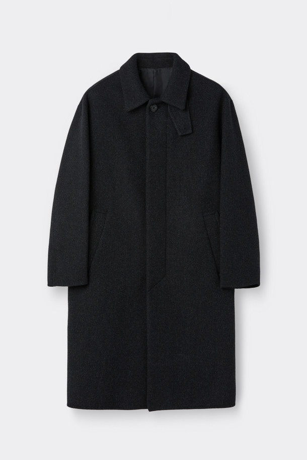 그레이 캐시미어 블렌드 맥 코트는 남성 고객을 위한 아우터입니다. 가을과 겨울에 어울리는 두꺼운 두께감으로, 캐시미어, 울, 나일론, 폴리우레탄 혼방 소재를 사용하여 부드러운 촉감을 선사합니다. 히든 버튼 여밈 방식의 롱 기장 오버핏 코트로, 클래식, 미니멀, 시크 스타일을 연출하기 좋습니다. 탈부착 가능한 허리 벨트와 비죠 장식, 핸드메이드 봉제, 둥근 포켓 디자인, 상체 상단 안감 적용 등 디테일이 돋보이며, 출근룩, 비즈니스 캐주얼, 모임룩에 활용하기 좋습니다.
