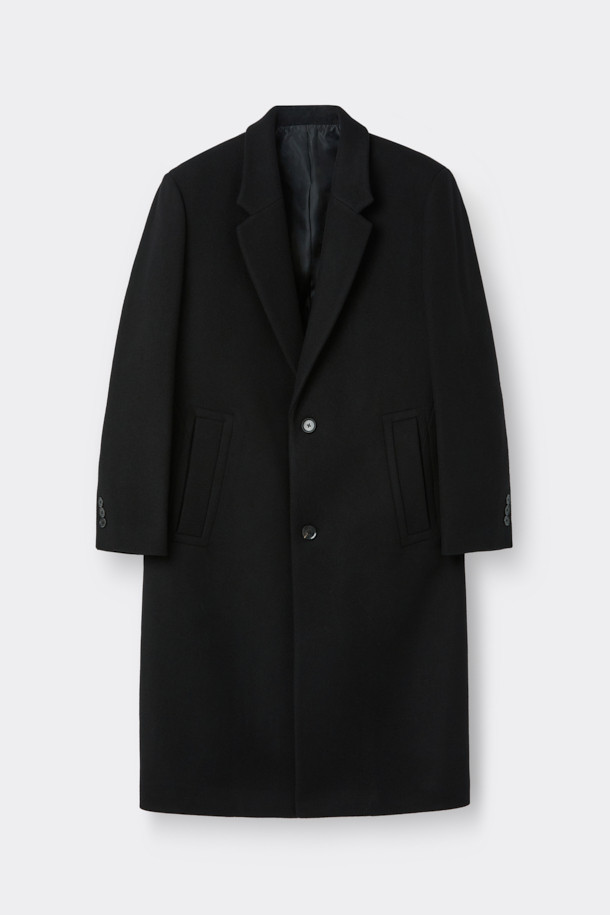 블랙 캐시미어 블렌디드 싱글 코트는 남성 고객을 위한 가을/겨울용 아우터입니다. 울, 캐시미어, 폴리에스테르, 나일론, 레이온, 코튼 등 다양한 소재를 혼방하여 부드러운 촉감과 두꺼운 두께를 자랑합니다. 클래식하고 미니멀한 스타일로, 오피스룩, 비즈니스 캐주얼, 모임룩 등 TPO에 맞춰 시크하게 연출할 수 있습니다. 너치드 라펠, 2버튼, 사이드 다트, 숄더 다트, 어깨 패드, 포켓 스티치 디테일이 돋보이는 레귤러핏 싱글 코트입니다. 긴 소매 기장의 무지 디자인으로 어떤 스타일에도 쉽게 매치할 수 있습니다.
