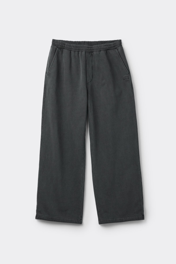 그레이 염색 스웻 팬츠는 편안한 일상 스타일을 위한 완벽한 선택입니다. 피그먼트 다잉 기법으로 제작되어 자연스러운 색감과 탄탄한 촉감을 자랑하며, 와이드핏으로 트렌디한 무드를 연출합니다. 허리 밴딩과 스트링, 밑단 스트링 스토퍼를 통해 편안한 착용감을 제공하며, 포켓 하단 로고 자수가 은은한 포인트를 더합니다. 봄, 가을, 겨울 모두 활용 가능한 긴 기장의 스웻 팬츠는 집콕룩, 산책룩은 물론 미니멀, 시티보이 스타일까지 소화 가능한 활용도 높은 아이템입니다. 후면 벨트고리에는 시그니처 스트링 디테일이 더해져 더욱 스타일리시하게 연출할 수 있습니다.
