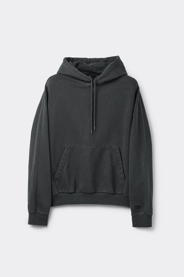 그레이 컬러의 피그먼트 다잉 후디입니다. 캐주얼하고 베이직한 스타일로, 가을과 겨울에 따뜻하게 착용하기 좋습니다. 면 소재로 제작되어 탄탄한 촉감을 자랑하며, 오버핏 디자인으로 편안한 착용감을 선사합니다. 소매에는 로고 자수 디테일이, 후면 하단에는 시그니처 스트링 디테일이 더해져 포인트를 더했습니다. 집콕룩, 산책룩 등 다양한 TPO에 활용 가능하며, 미니멀한 스타일을 연출하기 좋습니다.
